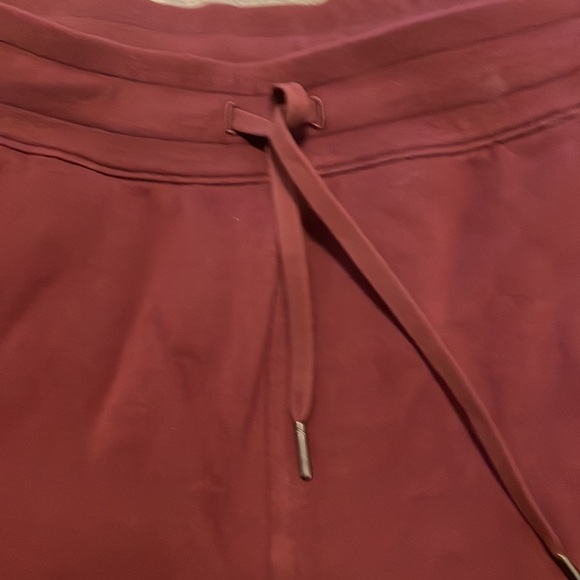 Lululemon Scuba High-Rise Short 5" in Red Merlot EUC - Picture 5 of 8
